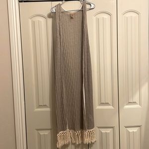 Wrangler no sleeve cardigan-light grey,fringe bottom